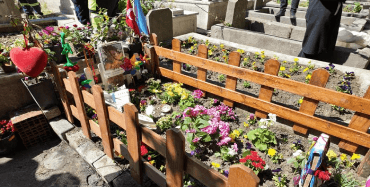 Bıçaklı saldırıda hayatını kaybeden Minguzzi'nin tahrip edilen mezarı onarıldı