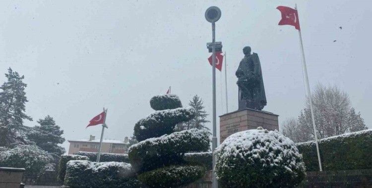 Bolu nisan ayında beyaza büründü
