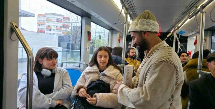 Roman kahramanları tramvaya bindi, kitap dağıttı
