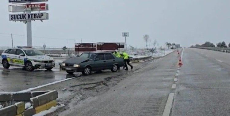 Yolda kalan sürücülerin imdadına trafik polisleri yetişti
