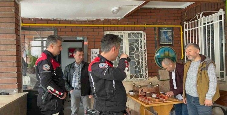(ÖZEL) ‘Camide kavga var’ diye gelen ekibini şiir ve dua ile karşıladılar
