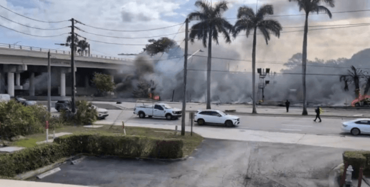 ABD'de 3 kişiyi taşıyan uçak havaalanı yakınlarında düştü