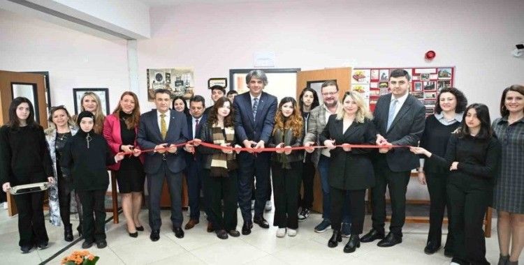 Lise öğrencileri Enver Ercan’ın kitapları ile yeni bir kütüphaneye kavuştu