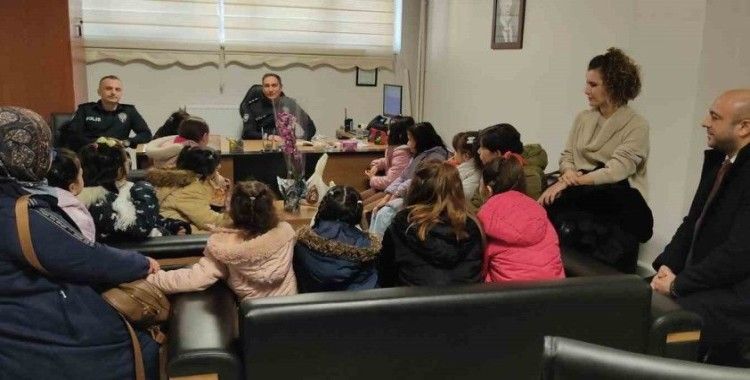 Çocuklar Polis Haftası’nda karakolu ziyaret etti
