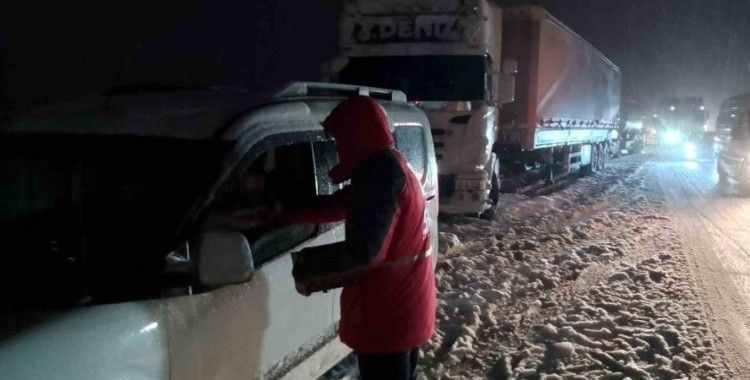 Yoğun kar nedeniyle yolda kalanlara Kızılay’dan destek