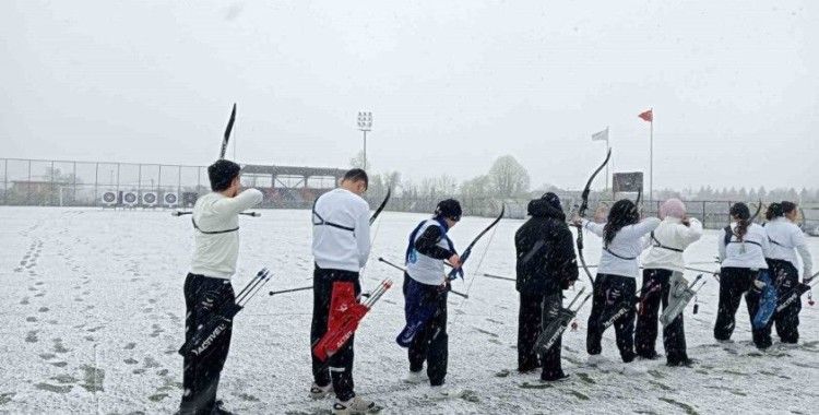 Yaylar gerildi hedefe atıldı
