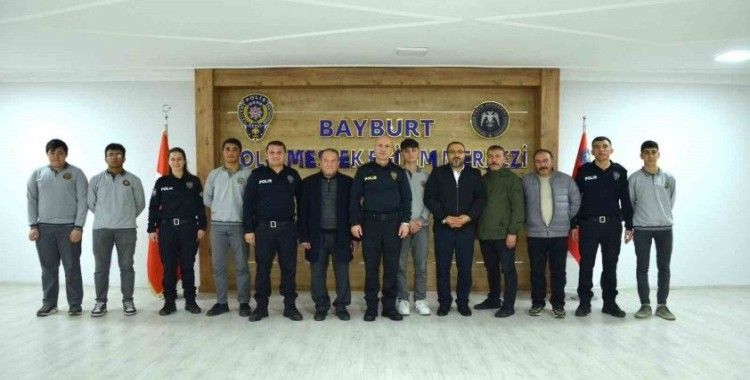 Öğrencilerden polis ve polis adaylarına tatlı ikramı
