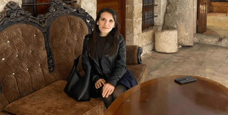 Başıboş sokak köpeklerinden kaçarken canından oldu