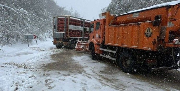 Doğalgaz tüpleri yüklü tır kaydı, yol ulaşıma kapandı

