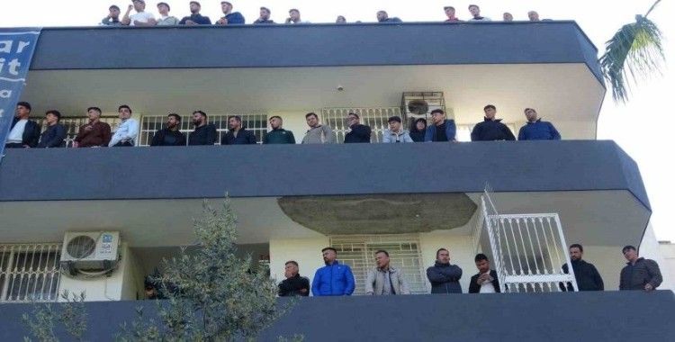 Futbol aşkı, süper lig değil amatör: Taraftarlar balkonları ve damları doldurdu
