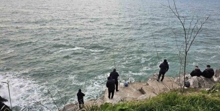 Balıkçılar falezlerde hafta sonunun tadını çıkardı
