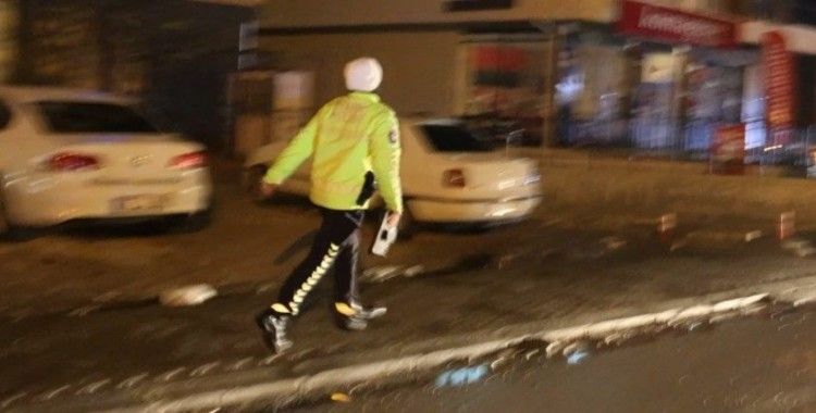Polis, uygulama noktasını görünce geri geri kaçan aracı koşarak böyle yakaladı
