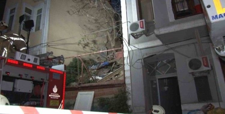 Şişli’de 2 katlı binada meydana gelen kısmi çökme korkuttu
