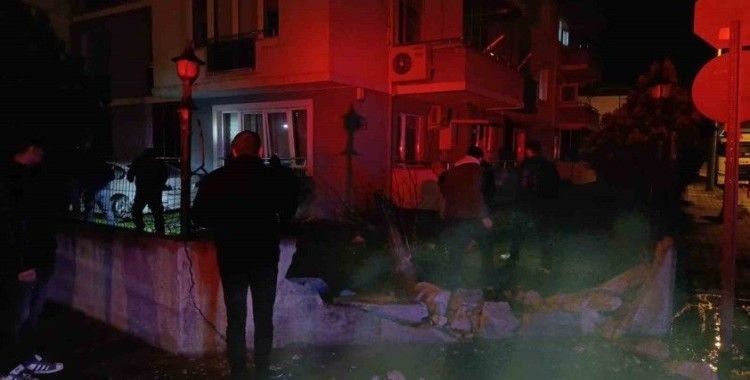 Zincirleme kazada kontrolden çıkan otomobil sitenin bahçesine uçtu: 3 yaralı
