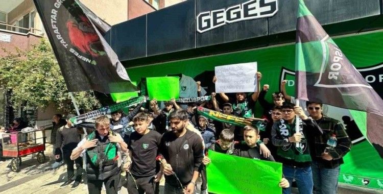 Denizlispor taraftarlarından kadınlara çiçek
