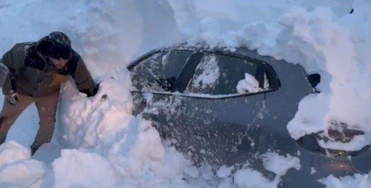 Film sahnelerini aratmayan kurtarma çalışması: Tonlarca ağırlıktaki kar kütlesinin altında kalan otomobil böyle çıkarıldı
