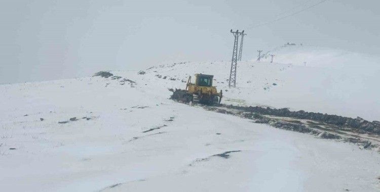 Hakkari’de 2 köy ve 1 mezra yolu ulaşıma kapandı
