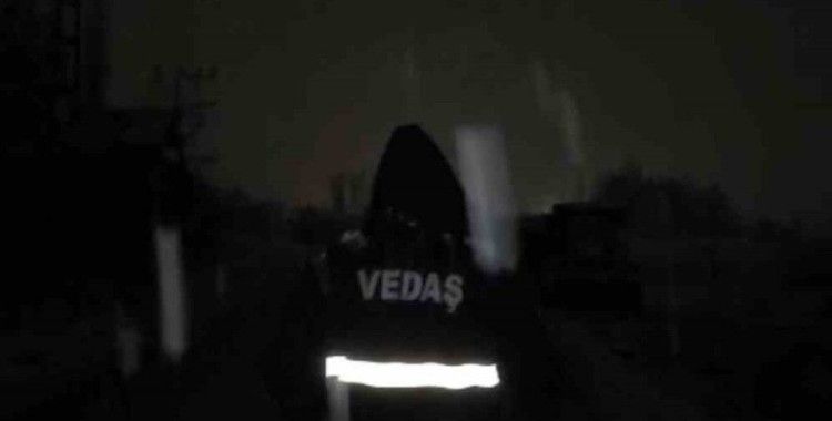 Yüksekova’da arıza onarım ve bakım ekibi, yoğun kar yağışına rağmen elektrik arızalarını gideriyor
