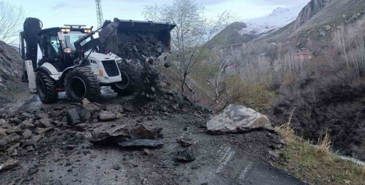 Hakkari’de yola düşen kayalar temizlendi
