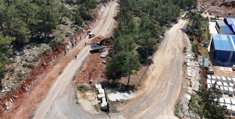 Gülnar’da yol yapım çalışmaları sürüyor
