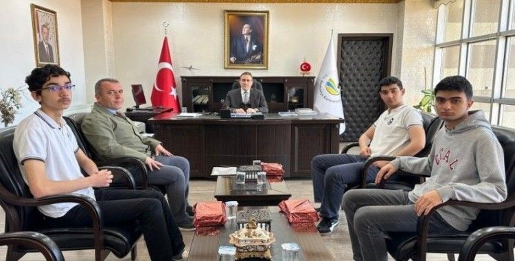 Kaymakam Memiş, bilgi yarışmasında dereceye giren öğrencileri ödüllendirdi
