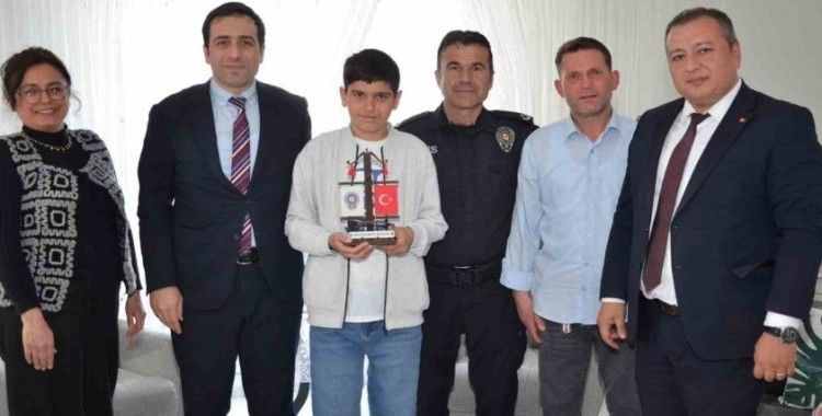 Bayrak sevdalısı kahramanı çocuğa ziyaret
