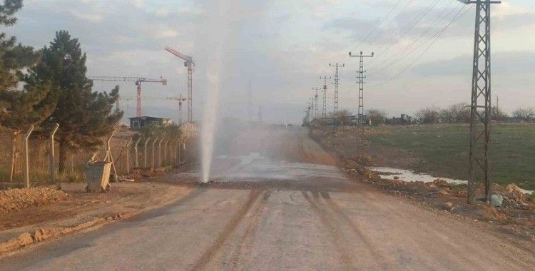 Malatya’da patlayan borudan fışkıran su metrelerce yükseğe çıktı
