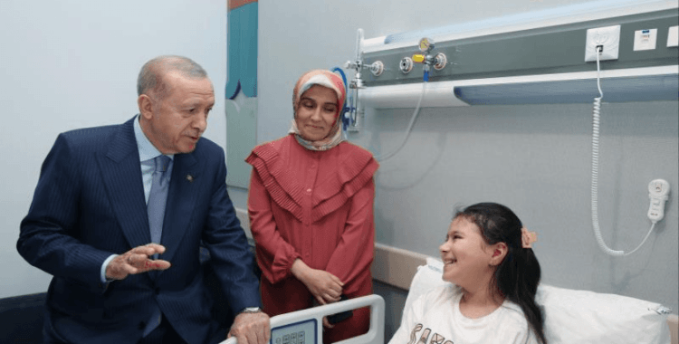 Cumhurbaşkanı Erdoğan'dan açılışı yapılan hastanede hasta ziyareti