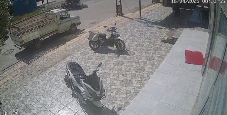 Motosiklete binmek isterlerken motosiklet çarptı: 3 kişinin yaralandığı kaza kamerada
