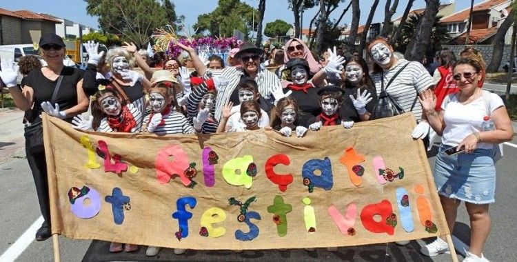 14. Alaçatı Ot Festivali’nin kortej yürüyüşünde renkli görüntüler
