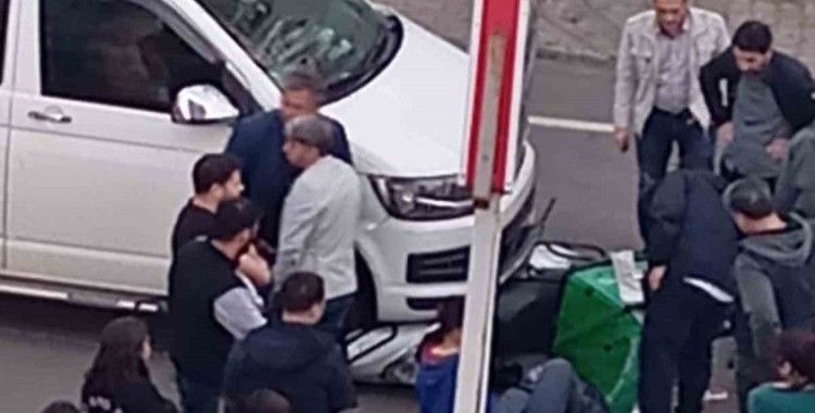 Panelvan motosiklete çarptı: 1 yaralı
