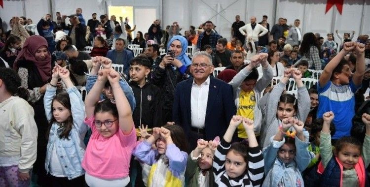 Başkan Büyükkılıç, Çocuk Kitap Fuarı ve Şenliği’nde
