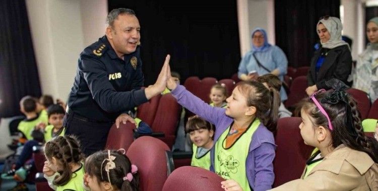 Minik öğrenciler polis teşkilatı hakkında bilgi aldı
