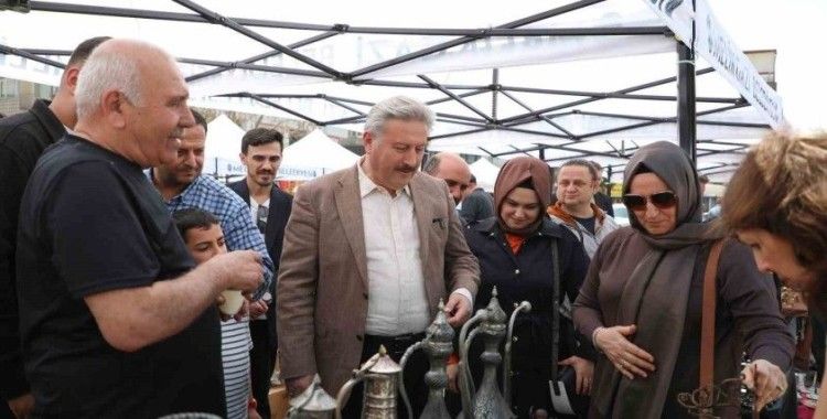 Geçmişin izlerini taşıyan antika eşyalar bu pazarda
