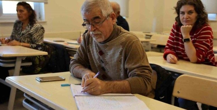 Her yaştan Aydınlı, İngilizce öğreniyor
