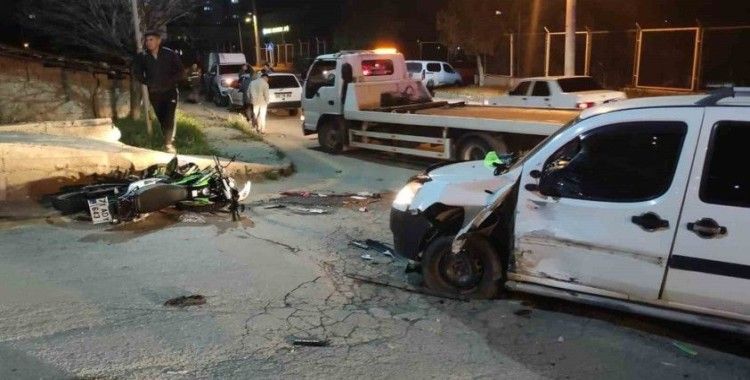 Hafif ticari araç ile motosiklet çarpıştı: 1 ölü
