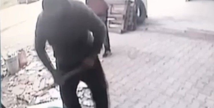 Rahat tavırlarla hırsızlık kamerada
