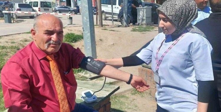 Akçadağ’da öğrenciler, halkın şeker ve tansiyonunu ölçtü
