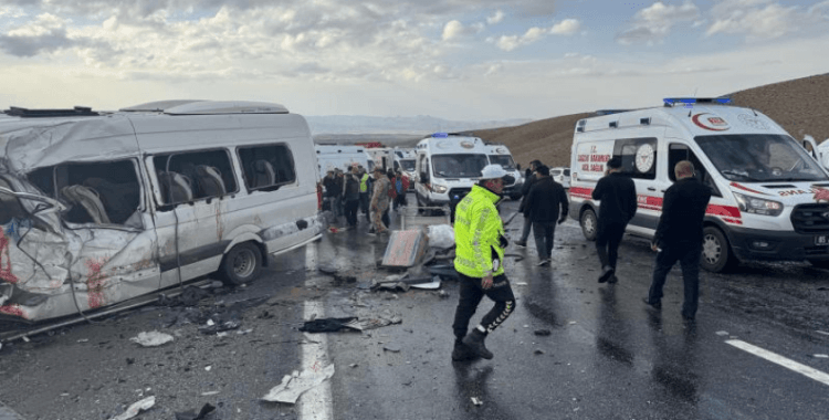 Van'da minibüsle kamyonet çarpıştı: 5 ölü