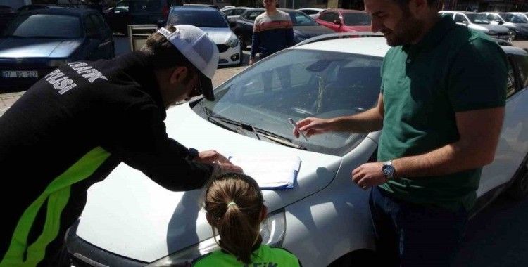 Küçük Asya Umay trafik polisi babasıyla beraber denetim yaptı
