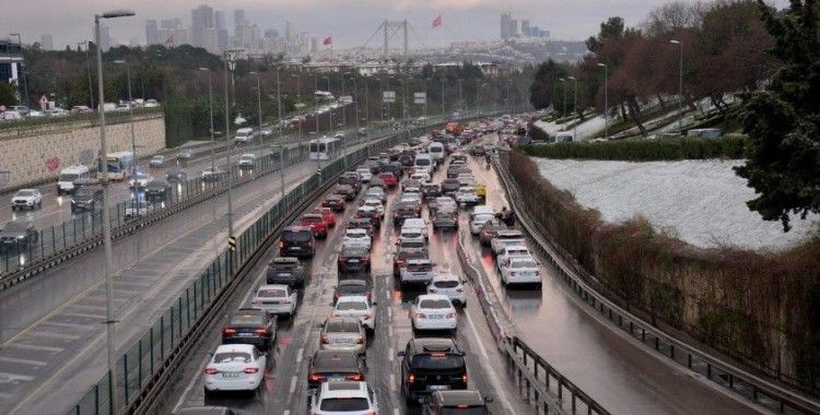 İstanbul'a deprem sonrasında trafik yoğunluğu yüzde 76'ya çıktı