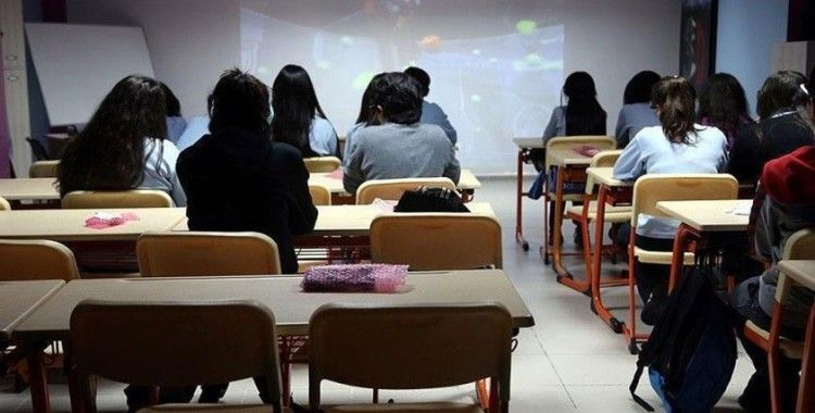 İstanbul'daki deprem sonrası yarın okullar tatil olacak mı? Bakan Yusuf Tekin canlı yayında açıkladı