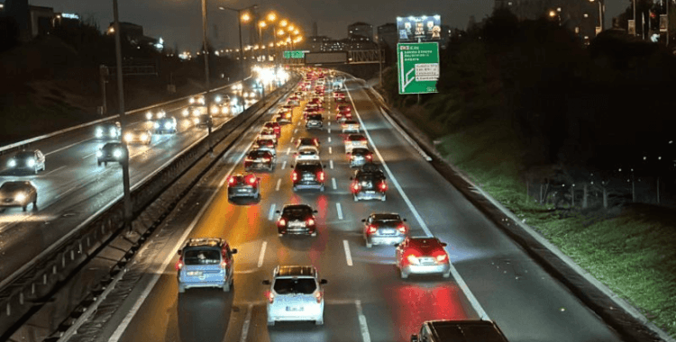 İstanbul'un çıkışında trafik yoğunluğu