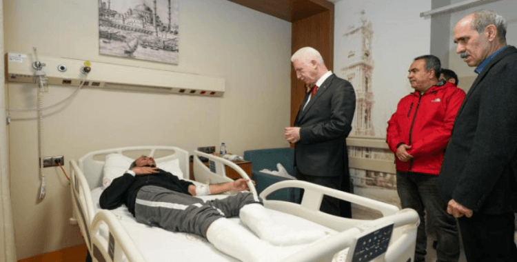 İstanbul Valisi Gül, depremde yaralananları ziyaret etti