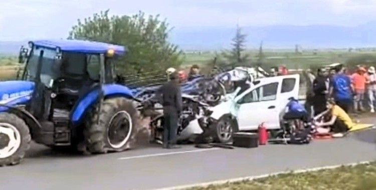 Otomobilin traktöre çarptığı kazada ağır yaralanan kadın kurtarılmadı
