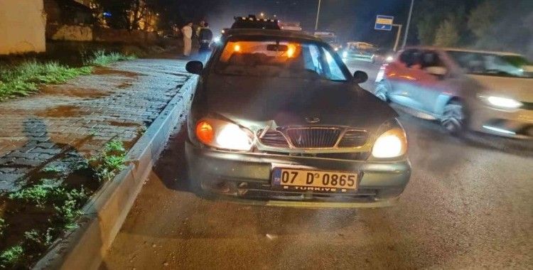 Şerit değiştirmeye çalışan motosiklet otomobile çarptı
