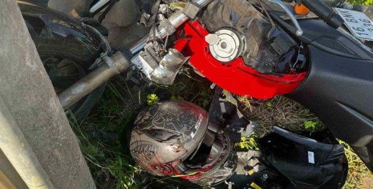 Motosikletin kontrolden çıkması ile birlikte genç sürücü duvara ve direğe çarptı
