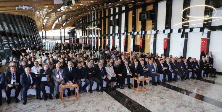 Moderatörlüğünü Rektör Hacımüftüoğlu’nun yaptığı "Kariyer yolculuğu söyleşisi" düzenlendi
