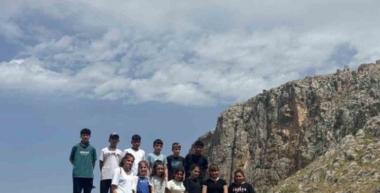 Kozanda çocuklar kent konseyi ile  tarihi yerleri öğreniyor
