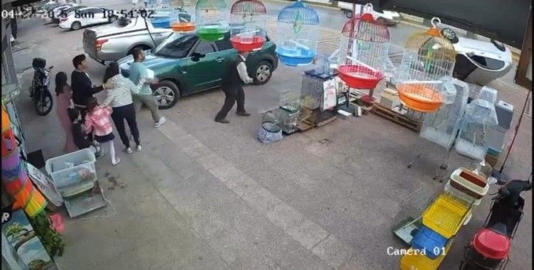 O anlar kamerada: Kayan otomobil kaldırıma çarpıp ters döndü
